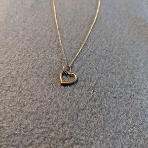 🌼3/$36 Gold heart necklace